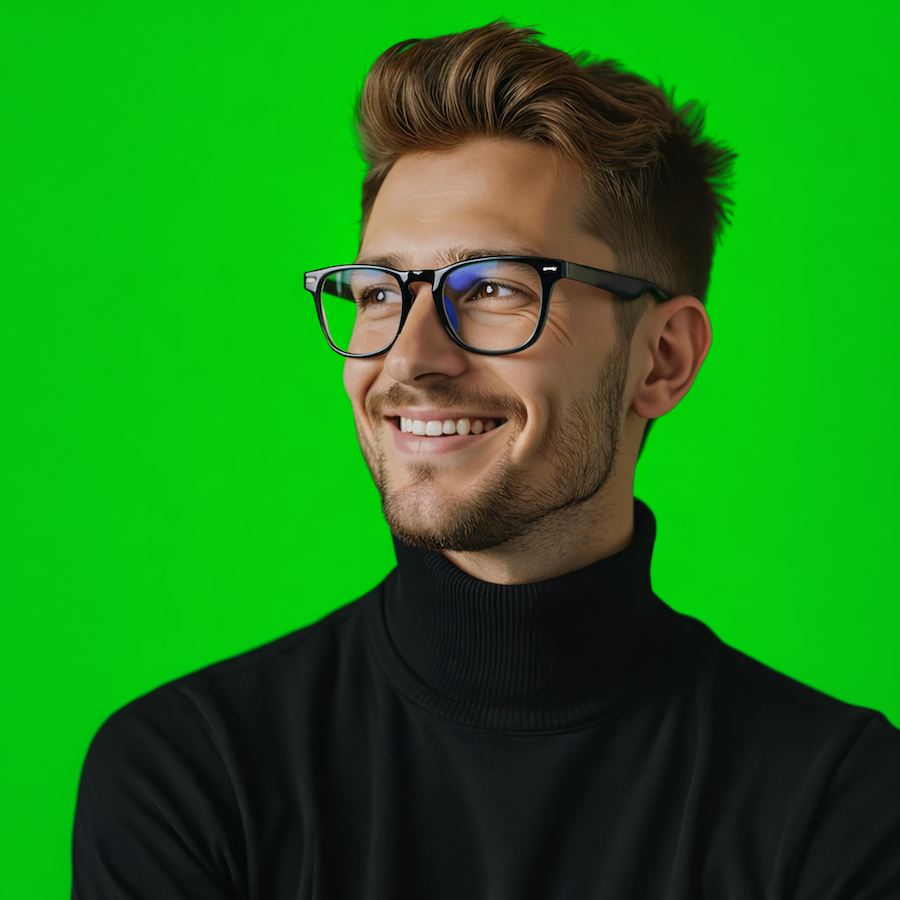 Homme souriant avec lunettes sur fond vert